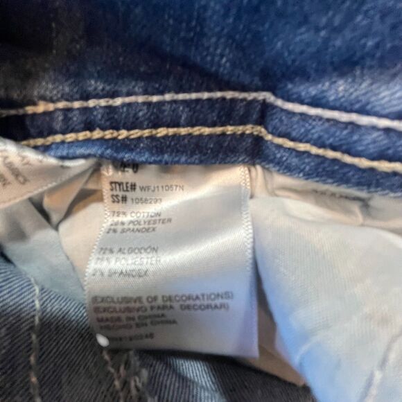 Wallflower Shorts Women 0 Low Rise Distressed Patches Patriotic Stretch (W26 L2) - Picture 16 of 16